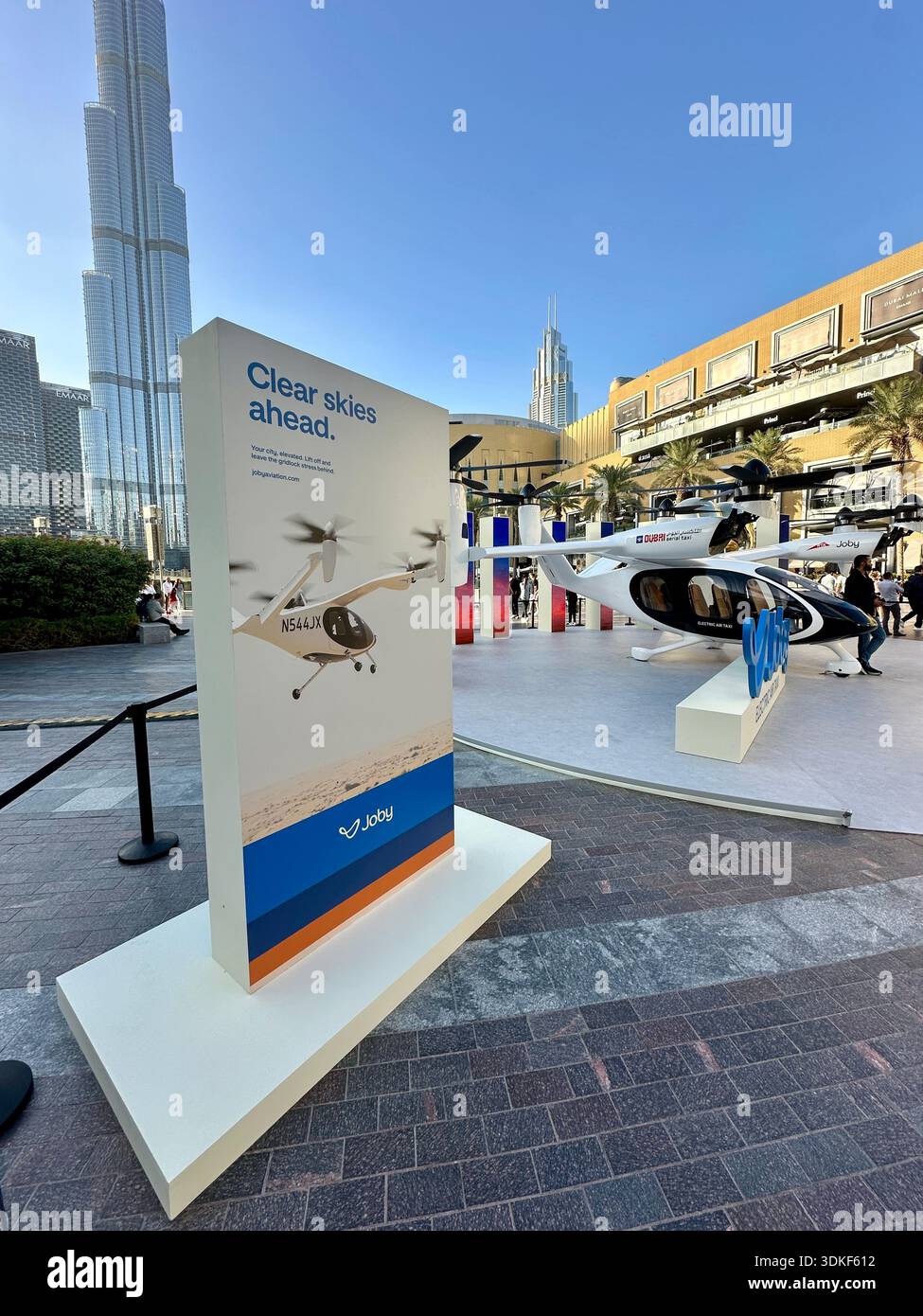 Electric Air Taxi, Dubai Fountain Stockfoto
