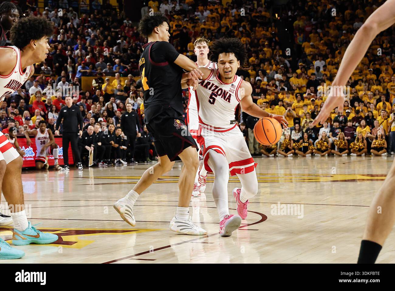 SCOTTSDALE, AZ - JANUARY 31: Arizona Wildcats guard Brayden Burries (5) drives to the basket defended by Arizona State Sun Devils guard Bryce Ford (4) during the college basketball game between the Arizona Wildcats and the Arizona State Sun Devils on January 31, 2026 at Desert Financial Arena in Tempe, Arizona. (Photo by Kevin Abele/Icon Sportswire) (Icon Sportswire via AP Images) Stockfoto