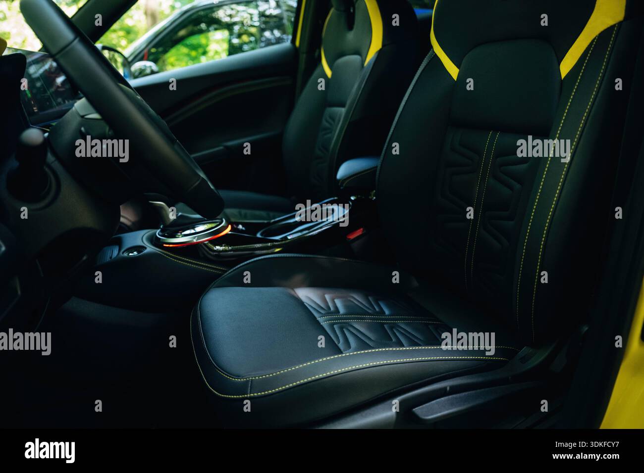 Innenraum, Vorderteil des modernen Autos. Stockfoto