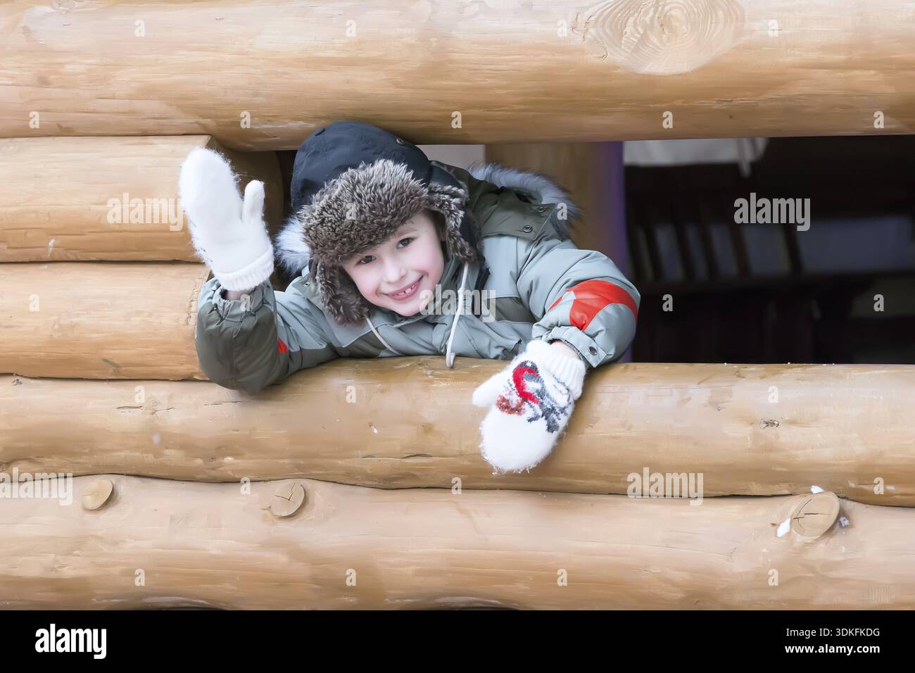 Russischen Jungen einen Hut tragen, mit einem Pelzhut und warme Handschuhe. Einen Hut mit einer Pelzmütze Verschleiß Stockfoto
