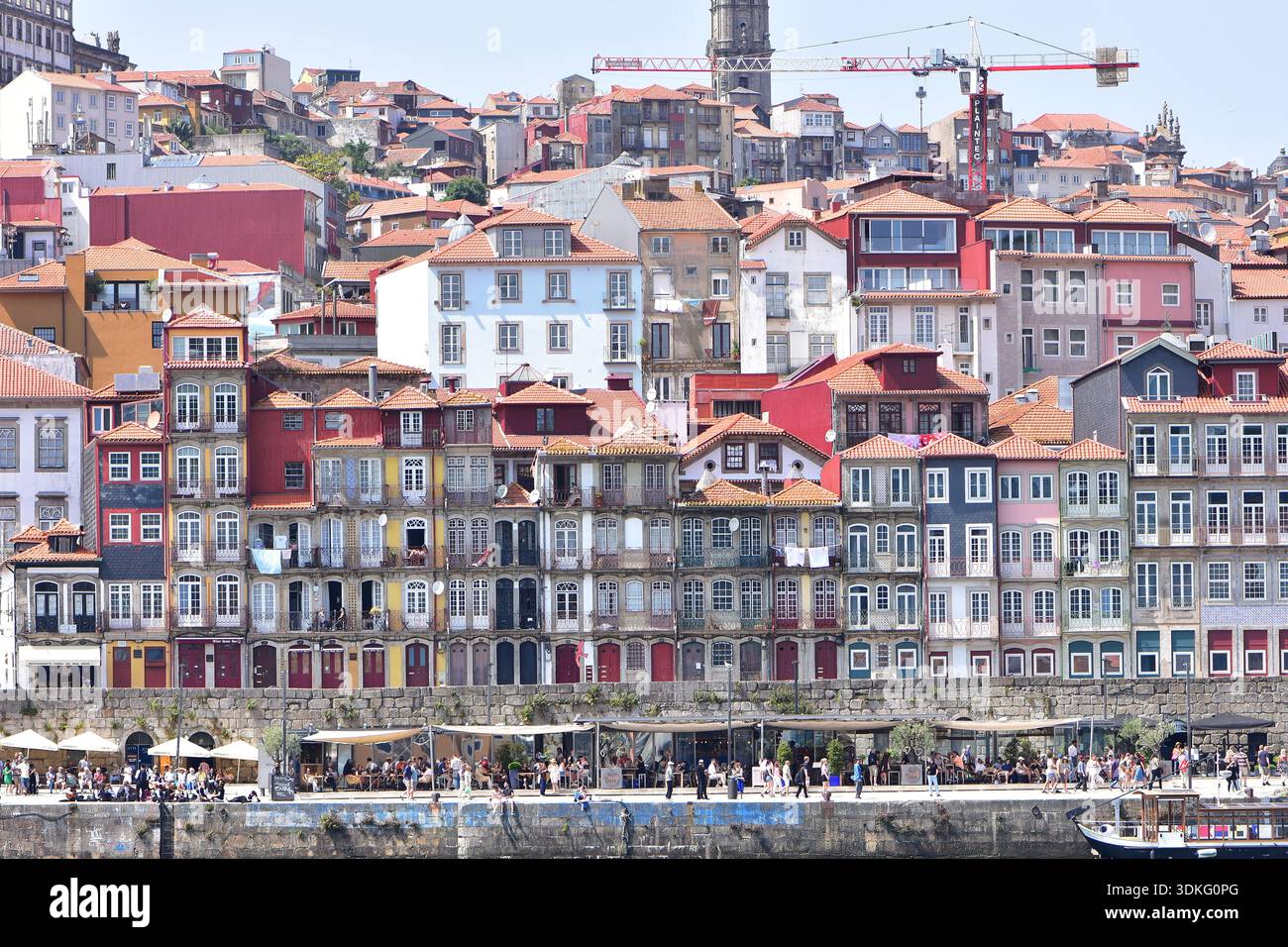 Das Wasser im historischen Viertel Ribeira bietet typische, schmale, farbenfrohe Gebäude mit Fassaden von Azulejo. Lage: Porto Portugal Stockfoto