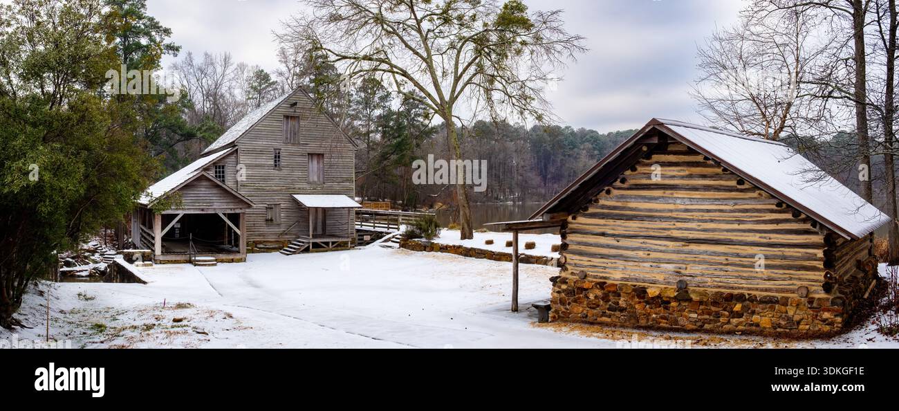 Nach einem Sturm im Historic Yates Mill County Park in Raleigh, NC, mit Eis bedeckt. Stockfoto