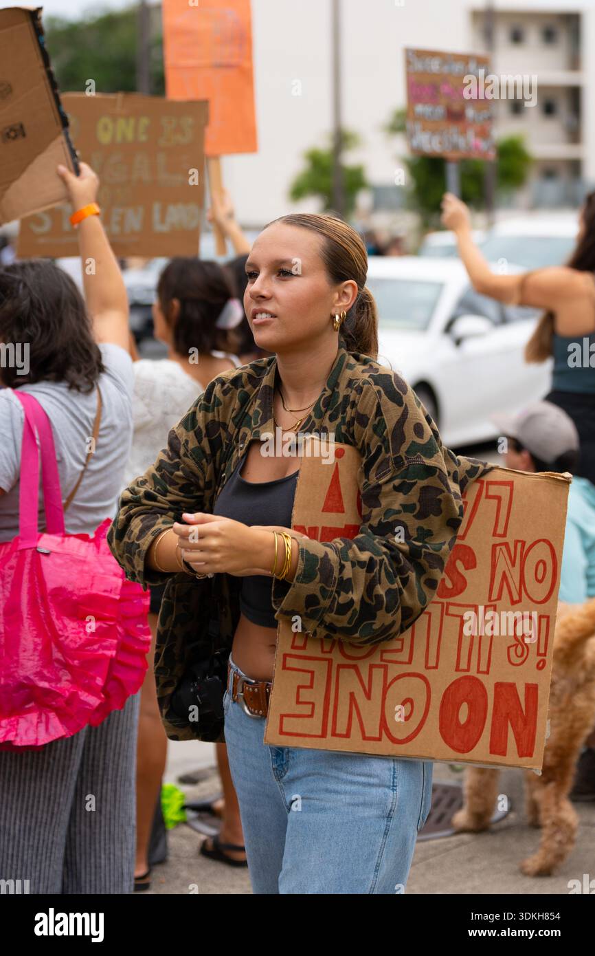 Demonstranten halten das Schild „Niemand ist illegal auf gestohlenem Land“, während Demonstranten gegen EIS kämpfen, während die Bewegung „No Kings“ zu politischen Veränderungen aufruft. Stockfoto