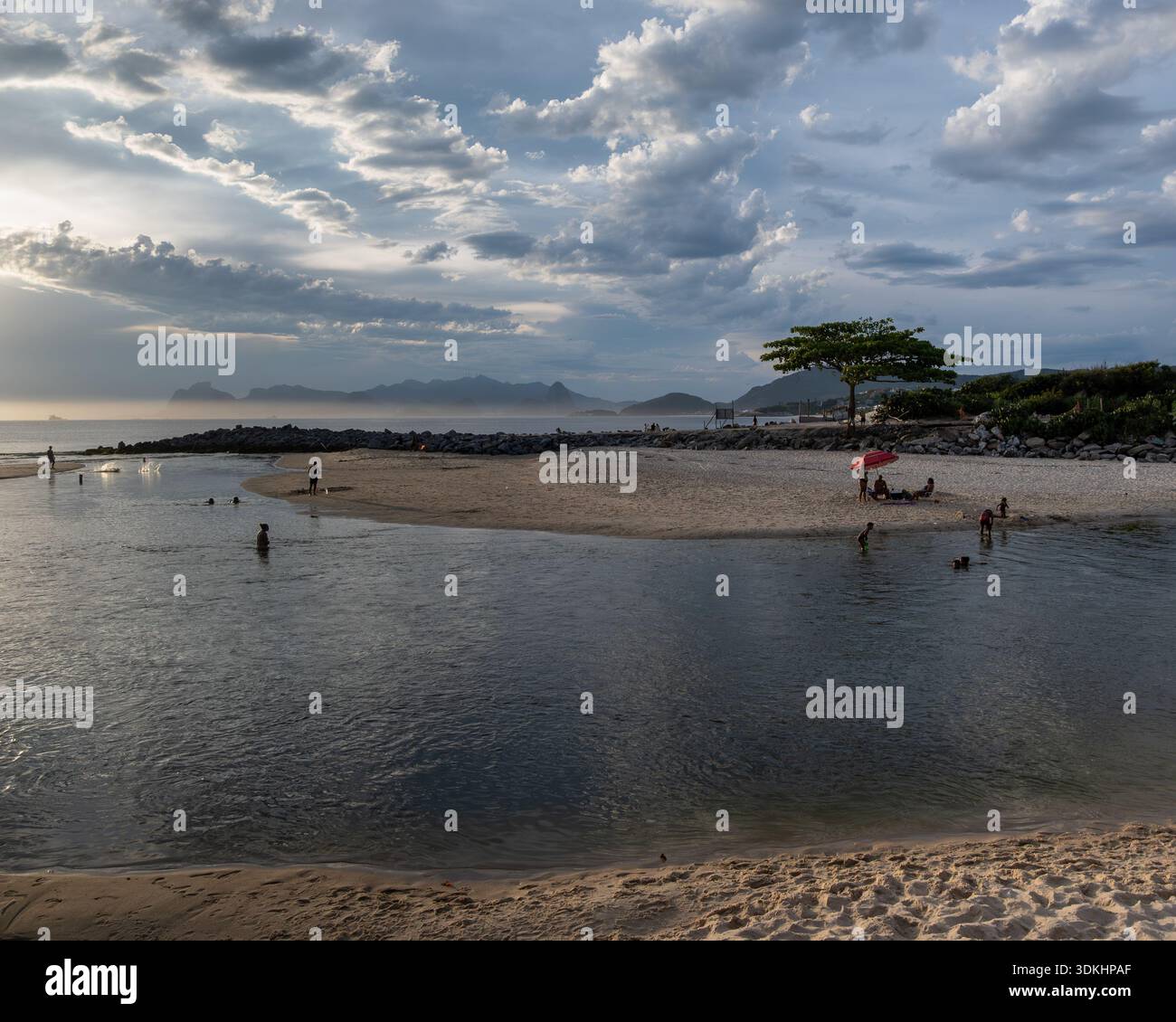 Niteroi, RJ, Brasilien - 16. Dezember 2025. Die Leute genießen einen Strand, die Itaipu Lagune Sonnenuntergang. Stockfoto