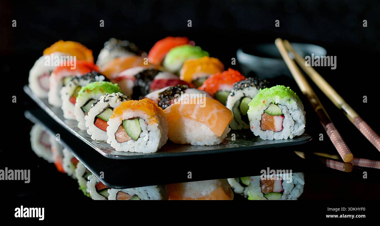 Vielfältiges Sushi-Sortiment, Verschiedene Sushi-Typen, Einschließlich Nigiri Und Rolls, Stilvoll Präsentiert Stockfoto