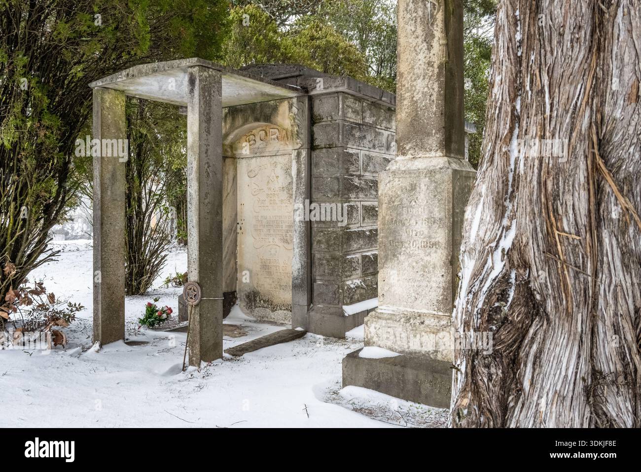 Krypta für Kapitän William Born und seine Frau auf dem Lawrenceville Historic Cemetery in Georgia. Born war in Lees Armee bei der Kapitulation in Appomattox. Stockfoto