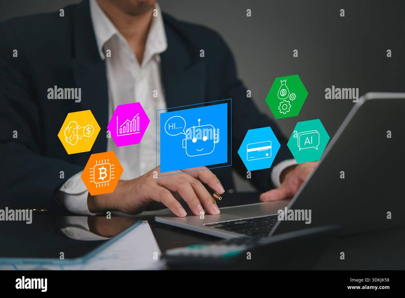 Geschäftsmann, der Laptop mit Chatbot- und KI-Symbolen, künstliche Intelligenz im Finanzbereich, digitales Marketing und Konzept der Geschäftsautomatisierung nutzt. Stockfoto