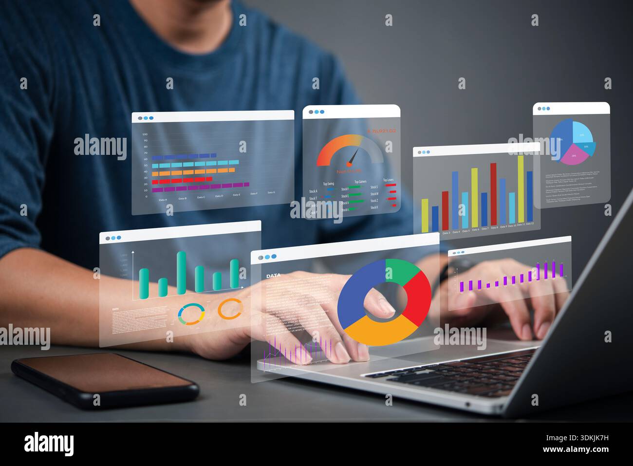 Business Analyst, der mit holografischen Dashboard-Diagrammen und Diagrammen zur Datenvisualisierung arbeitet. Konzept von Big Data, Analysen, Unternehmensinformationen Stockfoto