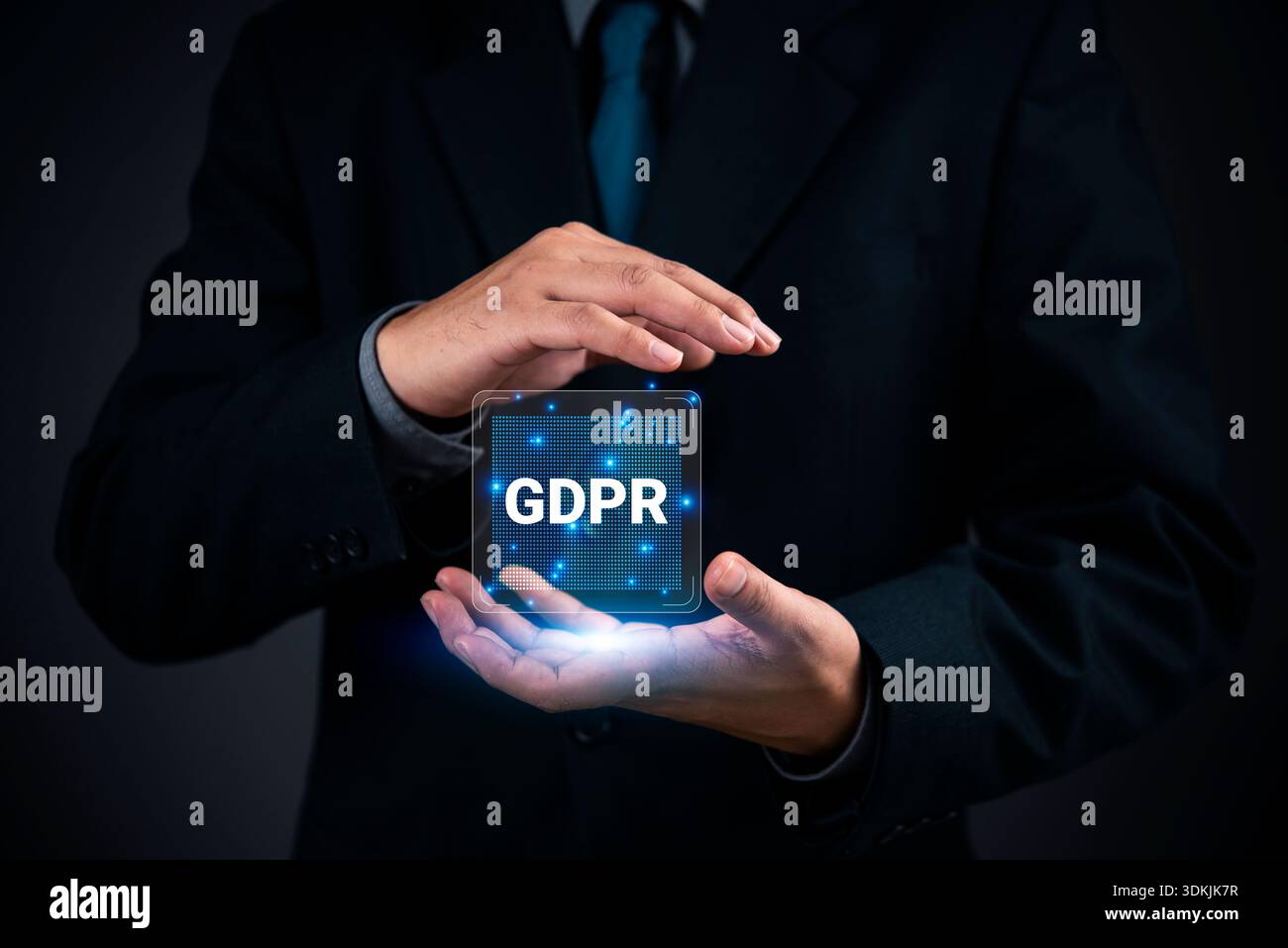 Geschäftsmann, der ein leuchtendes DSGVO-Symbol besitzt, das Konzept des Datenschutzes, der Datenschutzbestimmungen und des sicheren Informationsmanagements unter dem allgemeinen Datenschutz Stockfoto