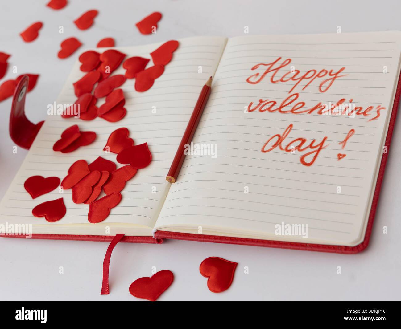 Happy Valentines Day handgeschriebener Text offenes Notizbuch, rote Herzen, horizontale Weitwinkelansicht von oben Stockfoto