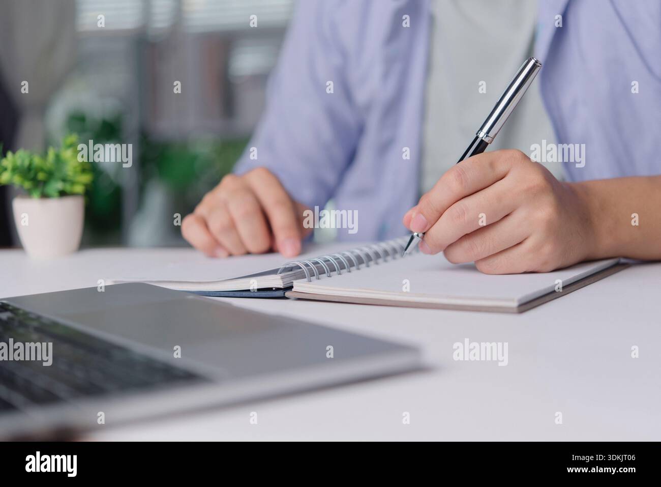 Freelancer macht Notizen am Schreibtisch mit Notebook-Notebook, Home Office-Einrichtung zur Planung der Workflow-Produktivität und Brainstorming zur Erstellung von Lerninhalten Stockfoto