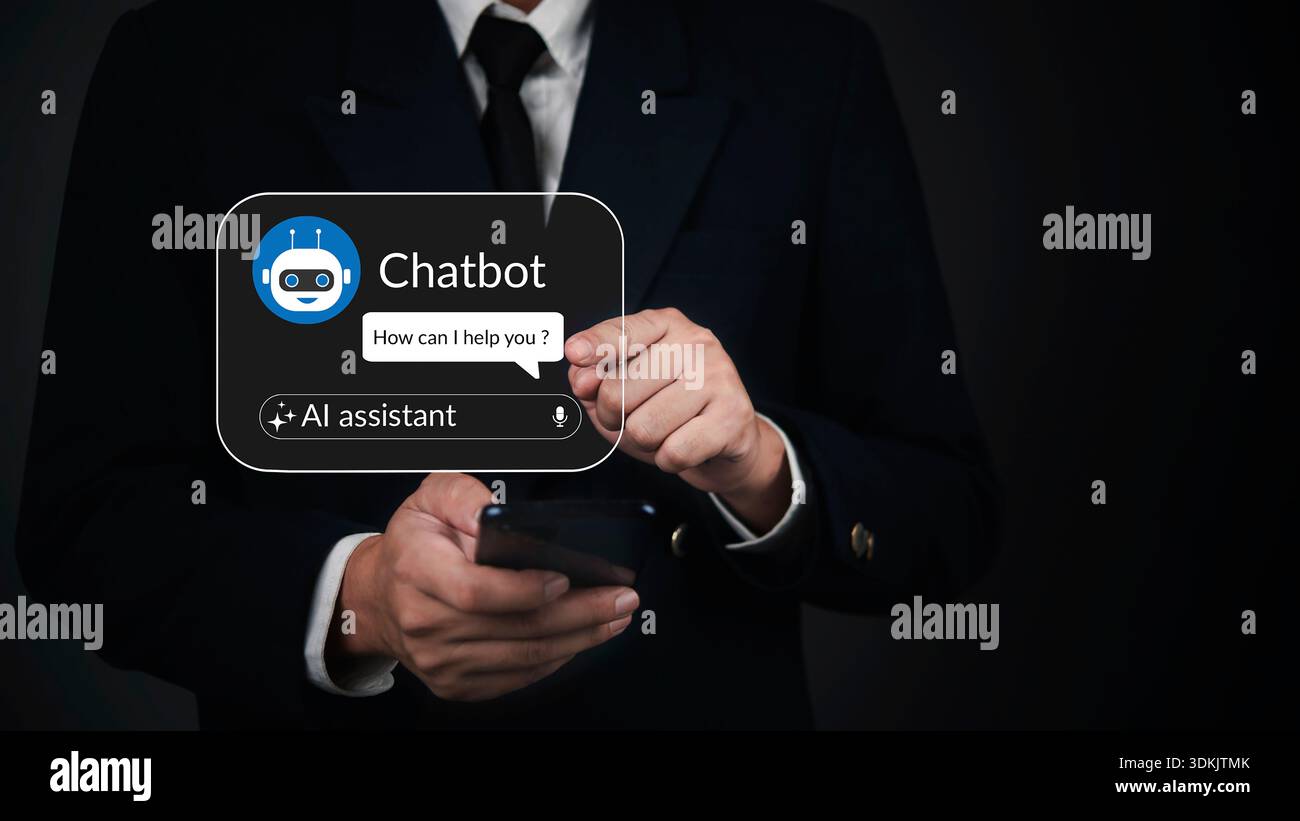 KI, Chatbot-Geschäftsmann hält ein Telefon mit einer virtuellen Assistenten-Benutzeroberfläche in minimaler Dunkelheit für Kundenservice, Fintech-Apps und Tech-Zeichen Stockfoto