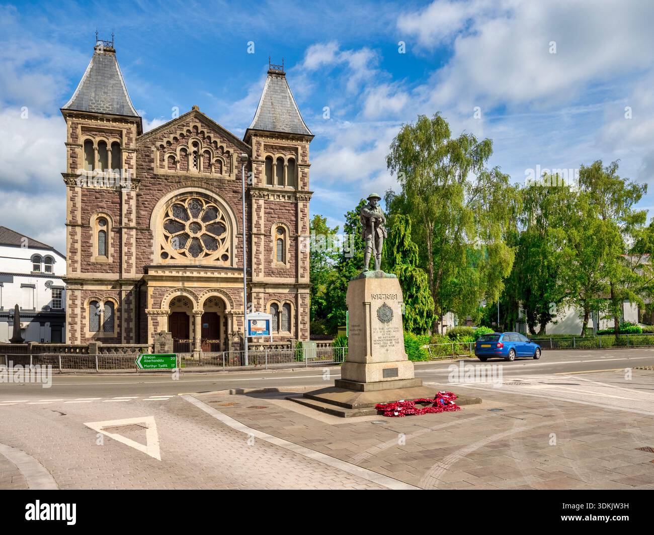 Die Baptist Church and war Memorial in Abergavenny, Monmouthshire, Wales, Vereinigtes Königreich. Stockfoto