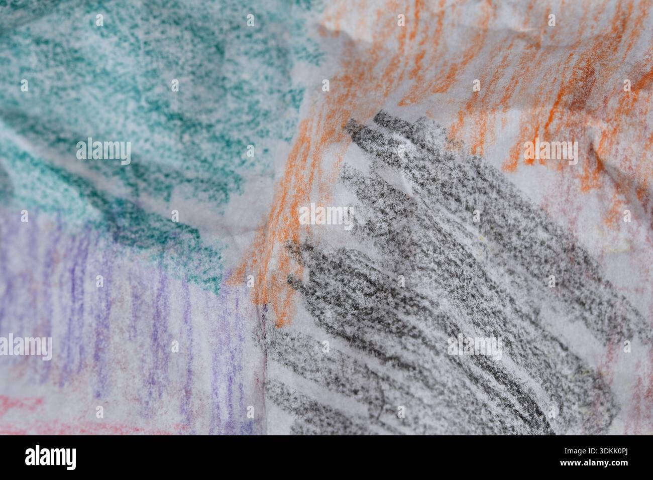 Helle Buntstifte tanzen über strukturiertes Papier und bilden lebendige Farbmuster. Stockfoto