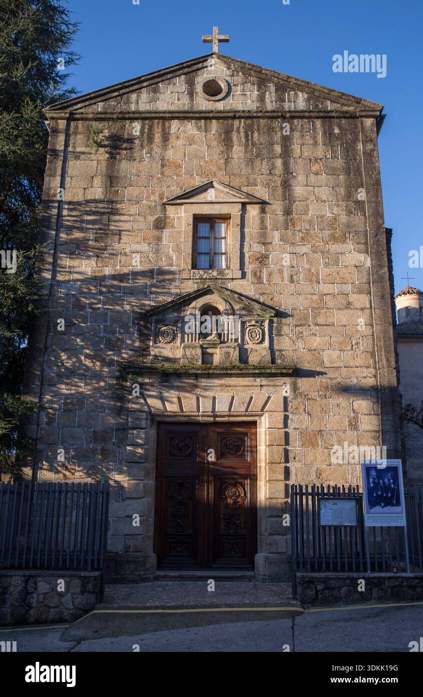 Jarandilla de la Vera, Spanien - 12. Dezember 2025: Blick auf den Haupteingang von Saint Agustin Chuch, Caceres, Spanien Stockfoto
