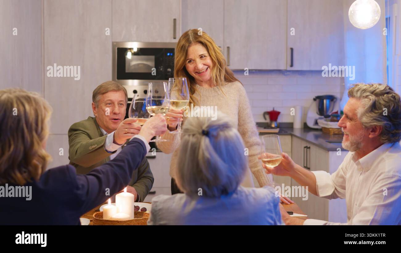 Senioren feiern einen Toast mit Weißwein Stockfoto