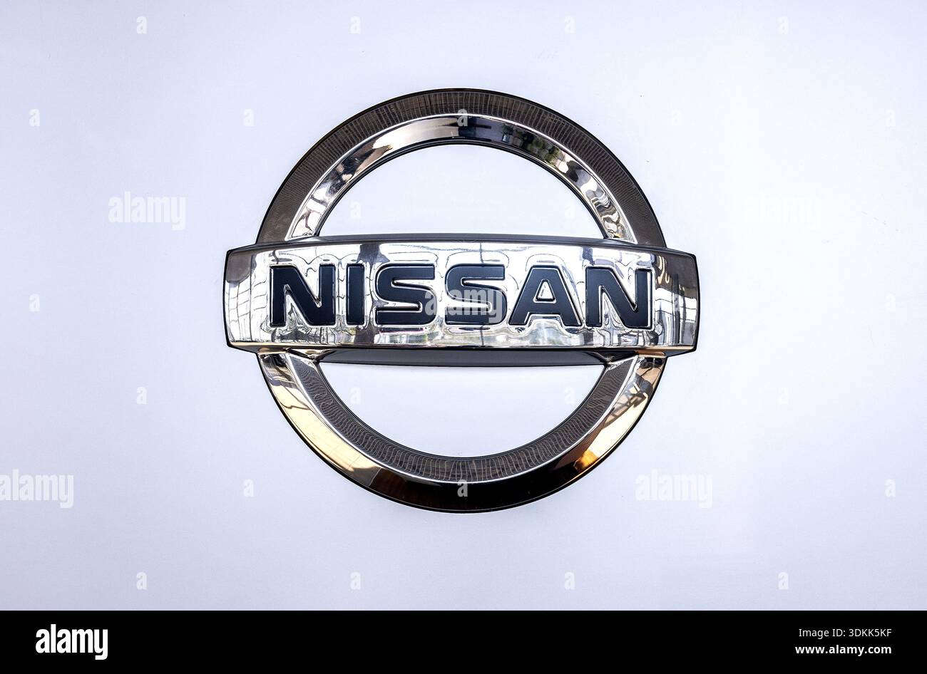 Samara, Russland - 17. Mai 2025: Nissan-Logo an der Wand des Autohändlergebäudes. Nissan Motor Company Ltd ist ein multinationaler Automobilhersteller Stockfoto