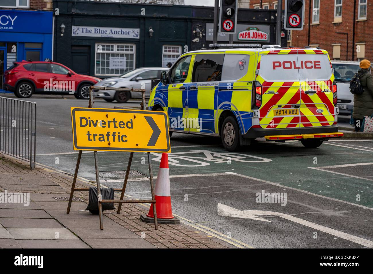 Der Polizeiwagen der Hampshire Constabulary Police nach einer Verkehrsumleitung im Stadtzentrum von Portsmouth, Hampshire, England, Großbritannien Stockfoto