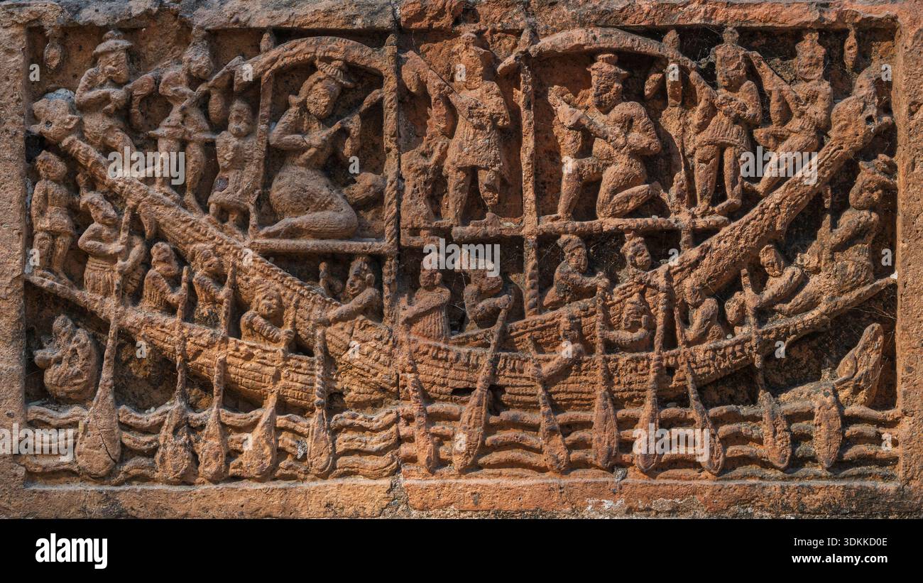 Nahaufnahme der Terrakotta-Reliefschnitzerei von Ruderbooten im alten Kantanagar aka Kantaji oder Kantajew hindu Tempel, Dinajpur, Bangladesch Stockfoto