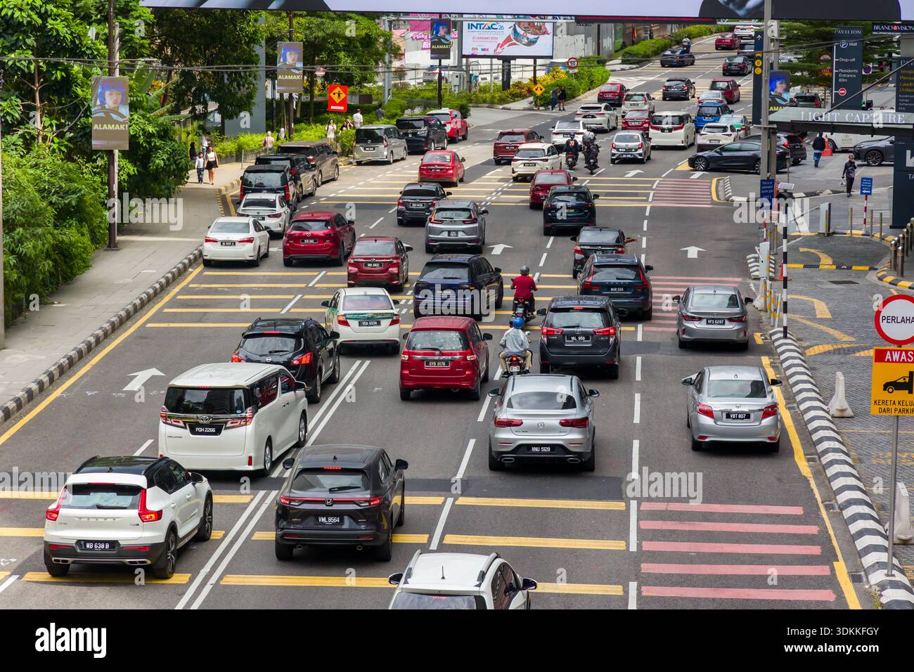 Durch den geschäftigen Stadtteil Bukit Bintang von Kuala Lumpur fließt starker Verkehr Stockfoto