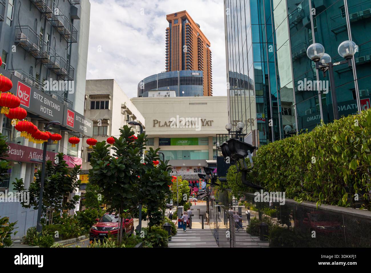 Kuala Lumpur, Malaysia - 25.01.2026: Stadtlandschaft des Stadtteils Bukit Bintang mit modernen Einkaufszentren Stockfoto