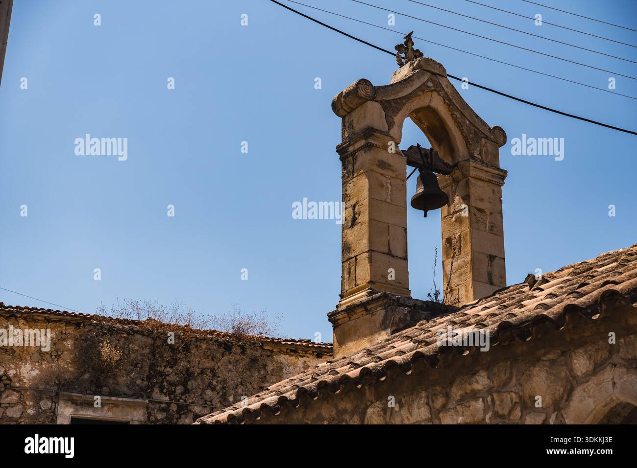 Nahaufnahme eines Kirchturms vor blauem Himmel Stockfoto