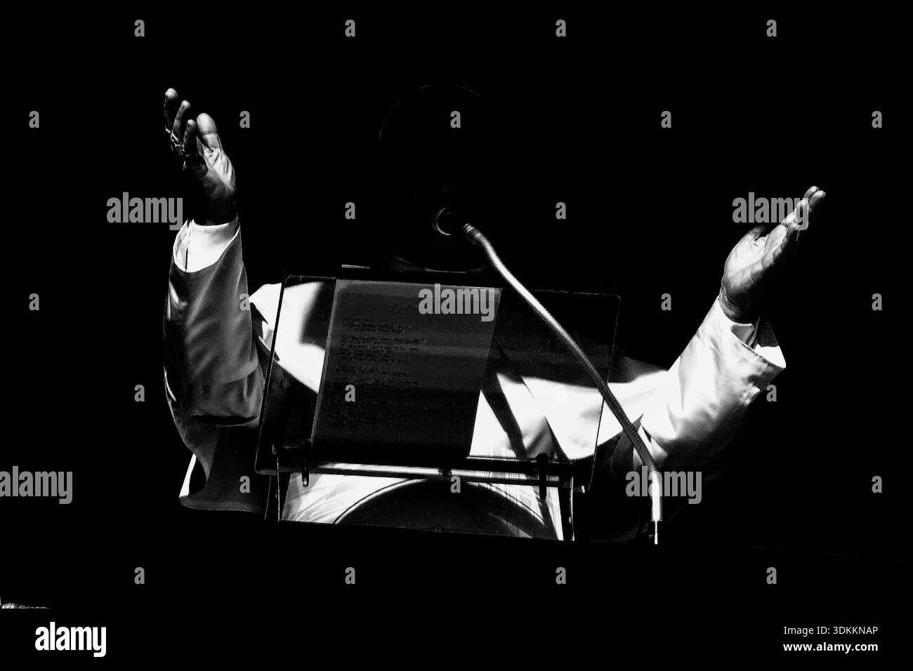 Februar 2025. Vatikanstadt - PAPST LEO XIV. Überbringt das Angelusgebet aus dem Fenster des Apostolischen Gebäudes auf dem Petersplatz im Vatikan. © EvandroInetti Via ZUMA Wire (Foto: © Evandro Inetti/ZUMA Press Wire) NUR REDAKTIONELLE VERWENDUNG! Nicht für kommerzielle ZWECKE! Stockfoto