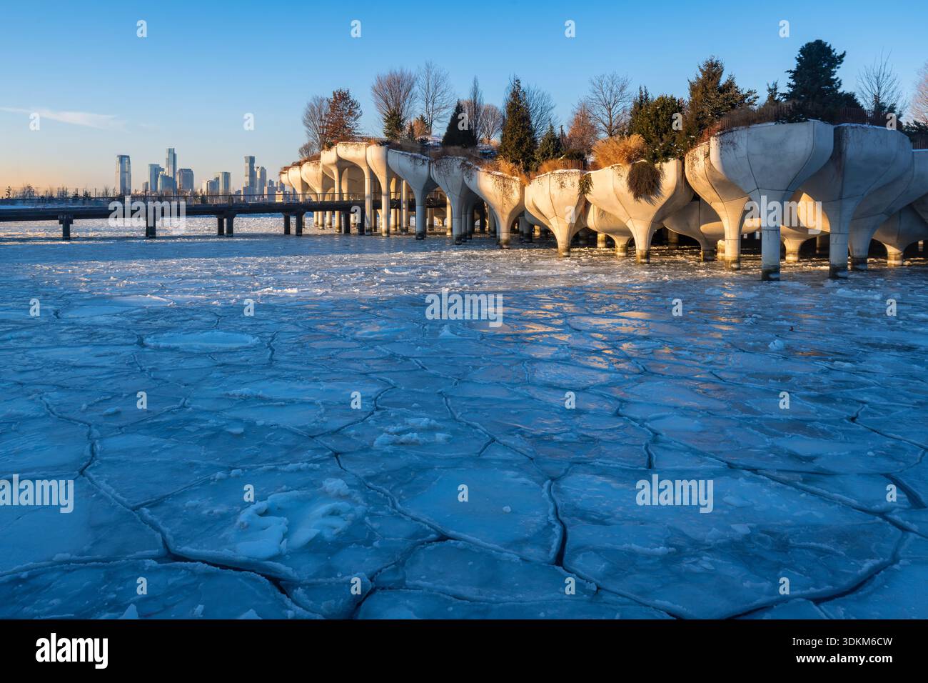 Little Island im Hudson River Park, New York City, mit gefrorenem, eisbedecktem Fluss bei extremer Winterkälte Stockfoto