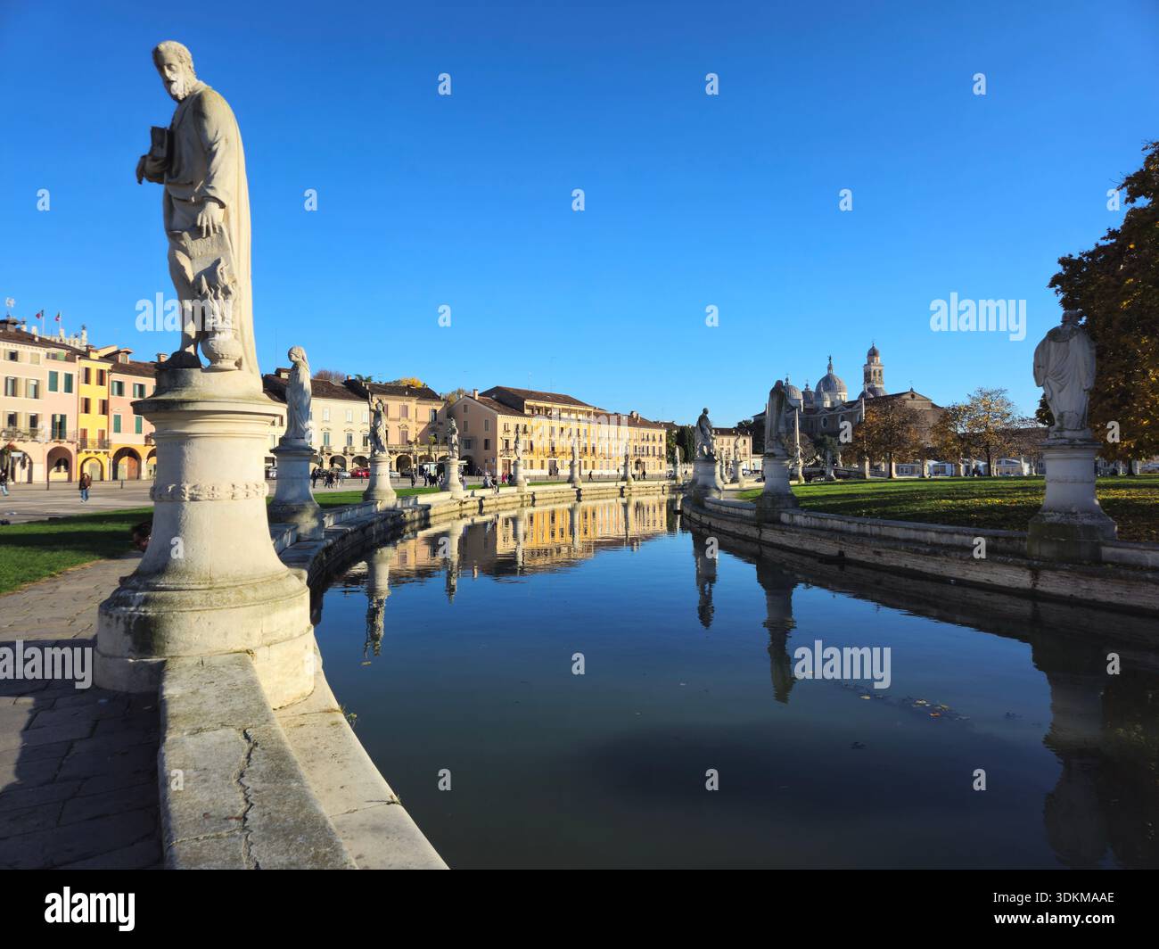 Der Prato della Valle in Padua Italien ist einer der größten historischen Plätze Europas, mit einer elliptischen Insel, die von Statuen, malerischen Kanälen und umgeben ist Stockfoto