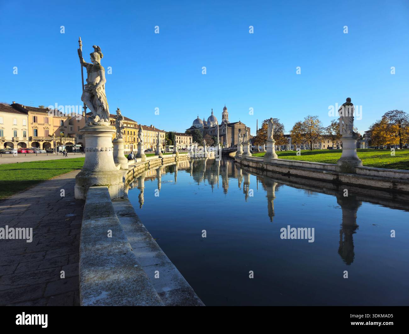 Der Prato della Valle in Padua Italien ist einer der größten historischen Plätze Europas, mit einer elliptischen Insel, die von Statuen, malerischen Kanälen und umgeben ist Stockfoto
