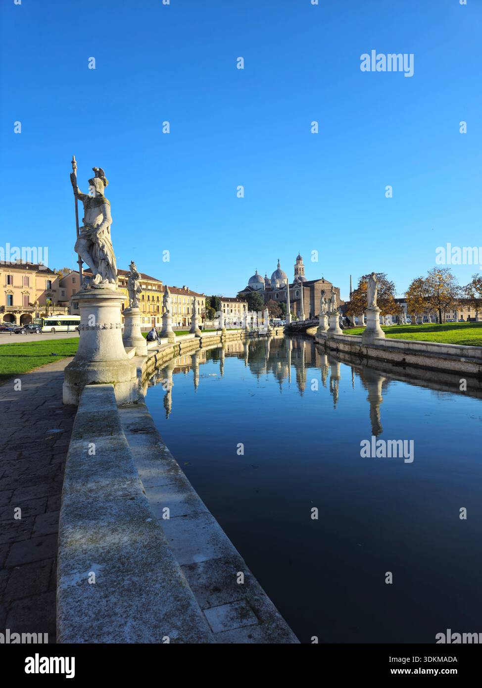 Der Prato della Valle in Padua Italien ist einer der größten historischen Plätze Europas, mit einer elliptischen Insel, die von Statuen, malerischen Kanälen und umgeben ist Stockfoto