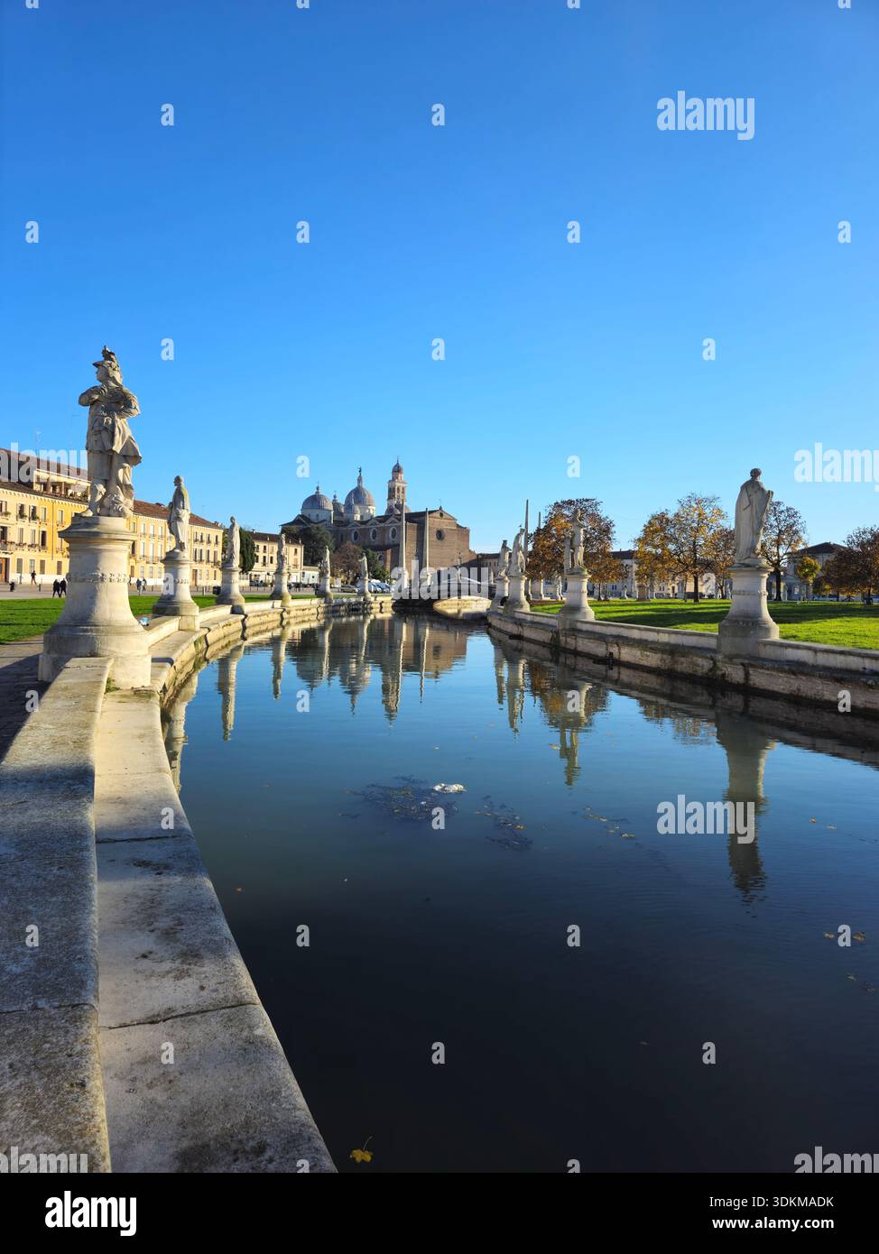 Der Prato della Valle in Padua Italien ist einer der größten historischen Plätze Europas, mit einer elliptischen Insel, die von Statuen, malerischen Kanälen und umgeben ist Stockfoto