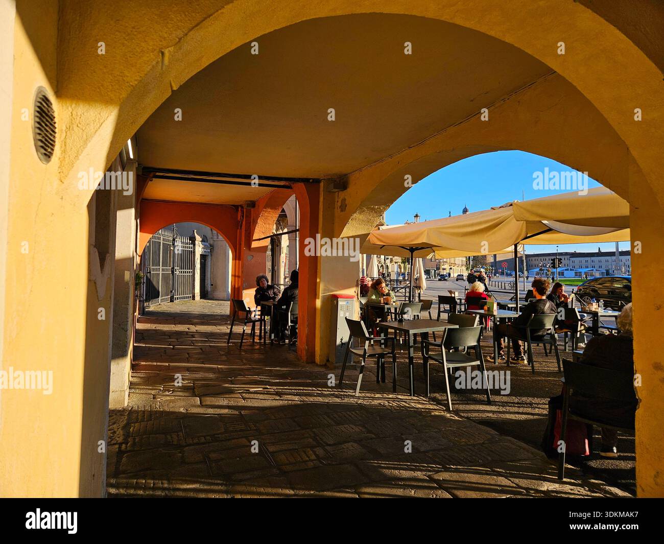 Das Open-Air-Café Bistro Prato della Valle in Padua Italien ist einer der größten historischen Plätze Europas und bietet eine elliptische Insellandschaft Stockfoto
