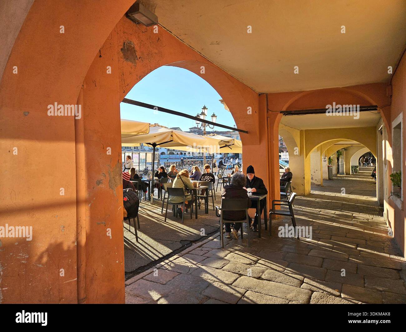 Das Open-Air-Café Bistro Prato della Valle in Padua Italien ist einer der größten historischen Plätze Europas und bietet eine elliptische Insellandschaft Stockfoto