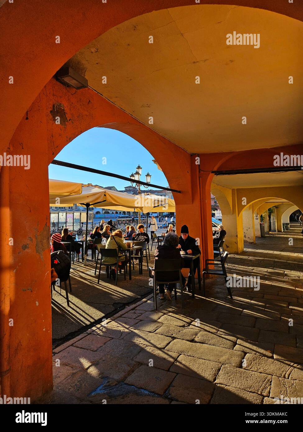Das Open-Air-Café Bistro Prato della Valle in Padua Italien ist einer der größten historischen Plätze Europas und bietet eine elliptische Insellandschaft Stockfoto