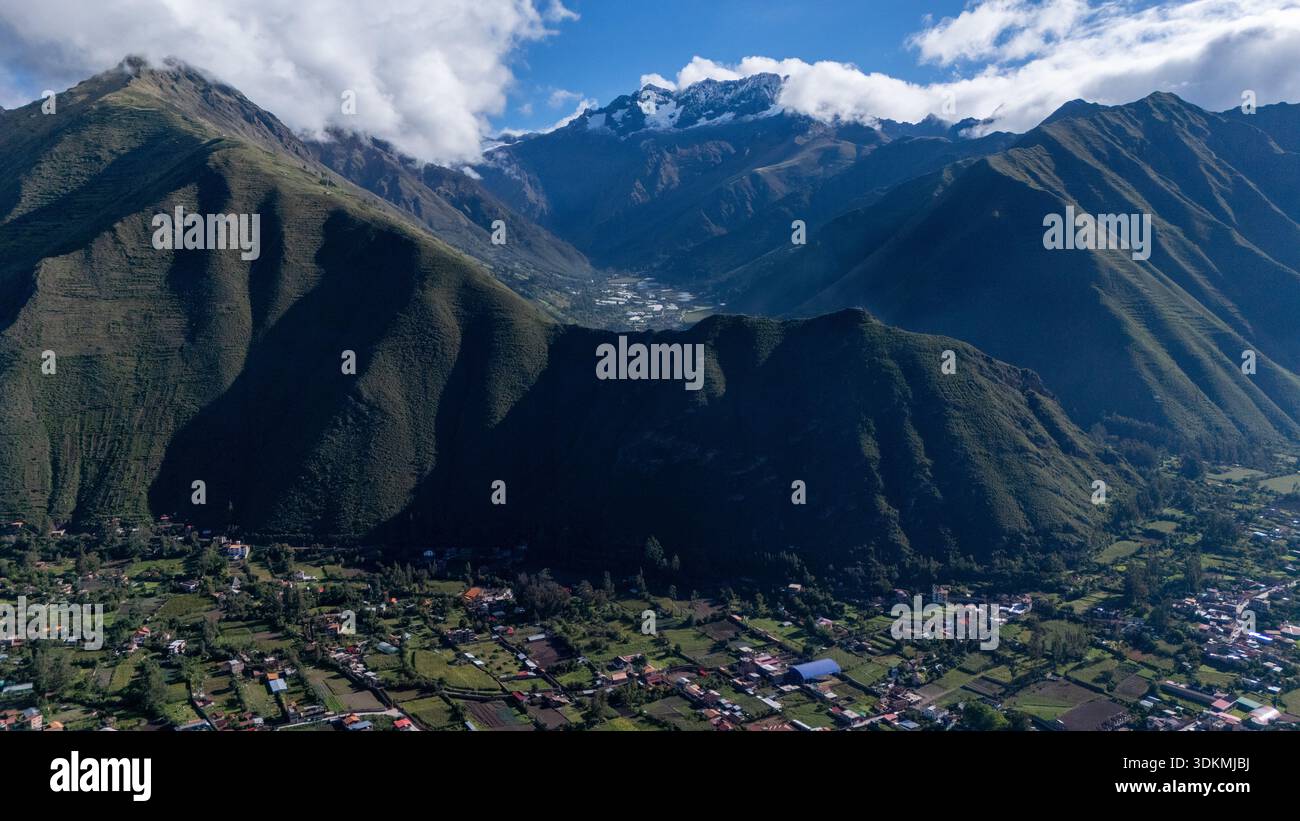 Andenstadt unter schneebedecktem Gipfel Stockfoto