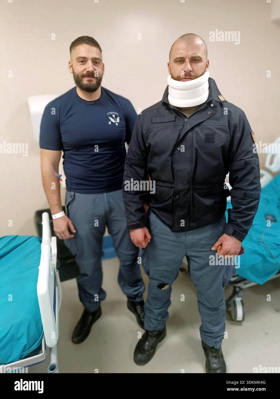 Turin, Giorgia Meloni besucht Polizisten, die von Demonstranten verletzt wurden, im Sozialzentrum Askatasuna. Bilder von Facebook. Dies ist ein privates Foto, das in sozialen Medien oder in Sendemedien veröffentlicht wird, die von dieser Agentur bereitgestellt werden. Die Agentur erhebt keinen Anspruch auf das beigefügte Material, einschließlich, aber nicht beschränkt auf das Urheberrecht oder die Lizenzierung. Die von dieser Agentur erhobenen Gebühren gelten nur für die Dienste der Agentur und übermitteln Ihnen weder Eigentums-, Urheber- oder Lizenzrechte an dem Material noch sind sie dazu bestimmt. Durch die Veröffentlichung dieses Materials erklären Sie sich ausdrücklich damit einverstanden, die Agentur und deren freizustellen und zu halten Stockfoto