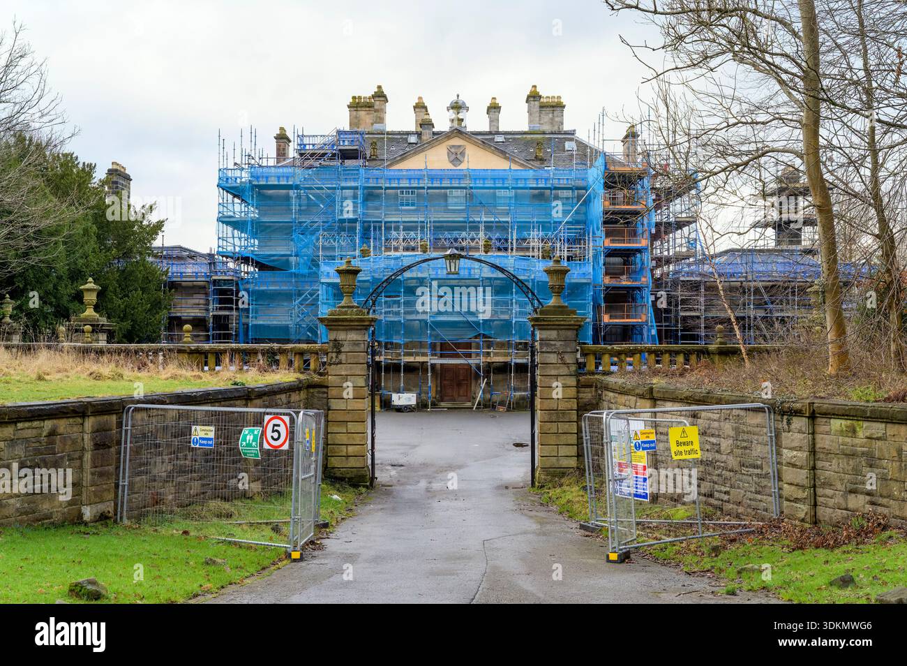 Pollok House mit Gerüsten, die während eines größeren Renovierungsprojekts errichtet wurden, Pollok Country Park, Glasgow, Schottland, Großbritannien Stockfoto