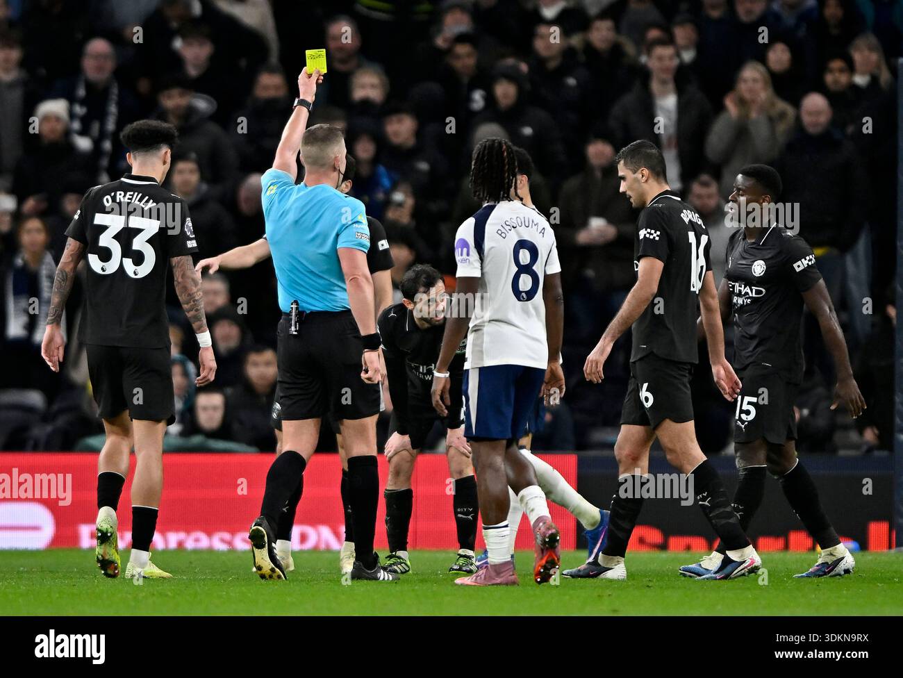 London, Großbritannien. Februar 2026. Rob Jones (Schiedsrichter) zeigt Rodri (Manchester City) während des Tottenham Hotspur V Manchester City Premier League Matches im Tottenham Hotspur Stadium, London, die gelbe Karte. Dieses Bild ist NUR für REDAKTIONELLE ZWECKE bestimmt. Für jede andere Verwendung ist eine Lizenz von Football DataCo erforderlich. Quelle: MARTIN DALTON/Alamy Live News Stockfoto