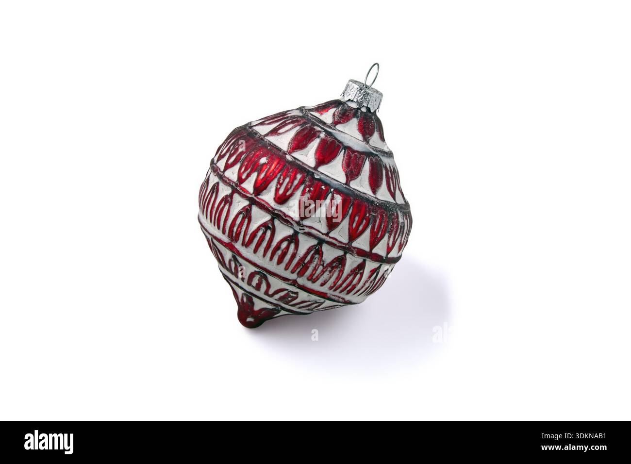 Weihnachtsbaumspielzeug aus rotem Glas mit weißem Frost isoliert auf weißem Hintergrund. Stockfoto