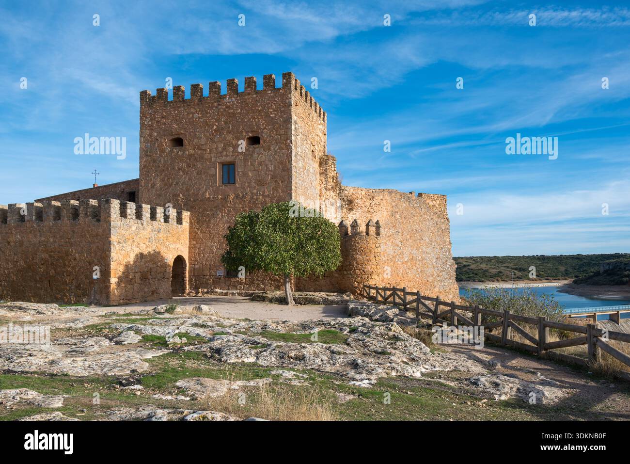 Foto von der Nordseite der Burg Peñarroya mit einem blauen Himmel im Hintergrund. Foto von der Gemeinde Argamasilla de Alba, Provinz Ciudad Real, Stockfoto