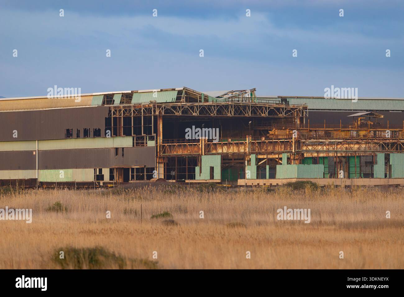 Das „Ex Convertitori LD“ (Stahlverarbeitungswerk) des ehemaligen Stahlwerks Lucchini in Piombino, Italien. Berühmte Industriearchitekologie unter Abriss Stockfoto