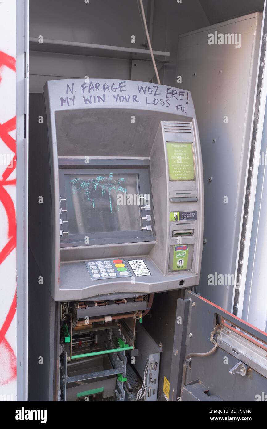 St.Vincent Street, Glasgow Stadtzentrum, Schottland, ein Geldautomat wurde beschädigt und beschädigt. Graffiti bezieht sich auf Nigel Farage, Abgeordneter des Vereinigten Königreichs. Stockfoto