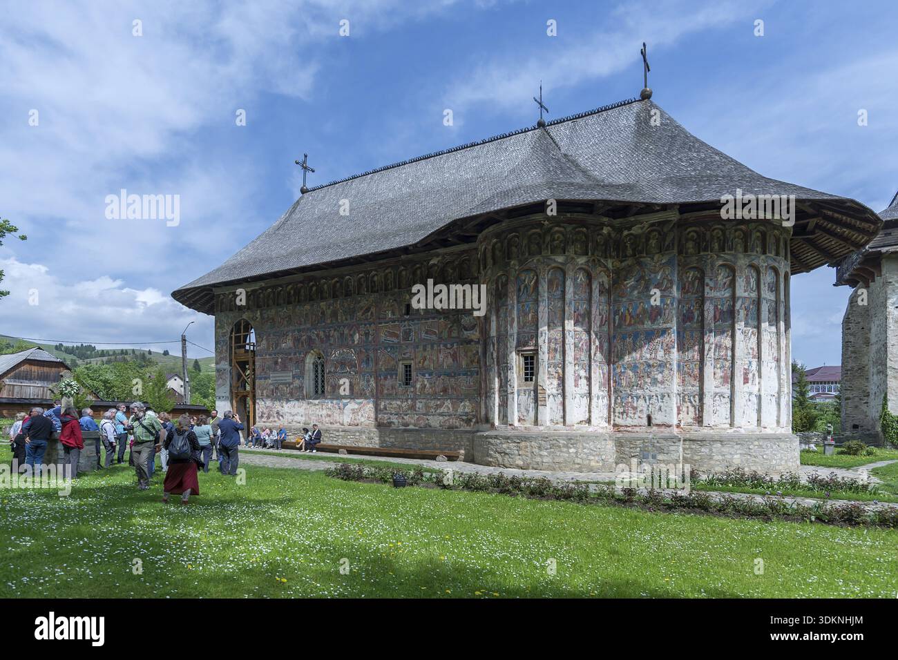 Tourgruppe vor dem Humorkloster, Rumänisch-orthodoxen Frauenkloster, 1530, Gura Humorului, Rumänien Stockfoto