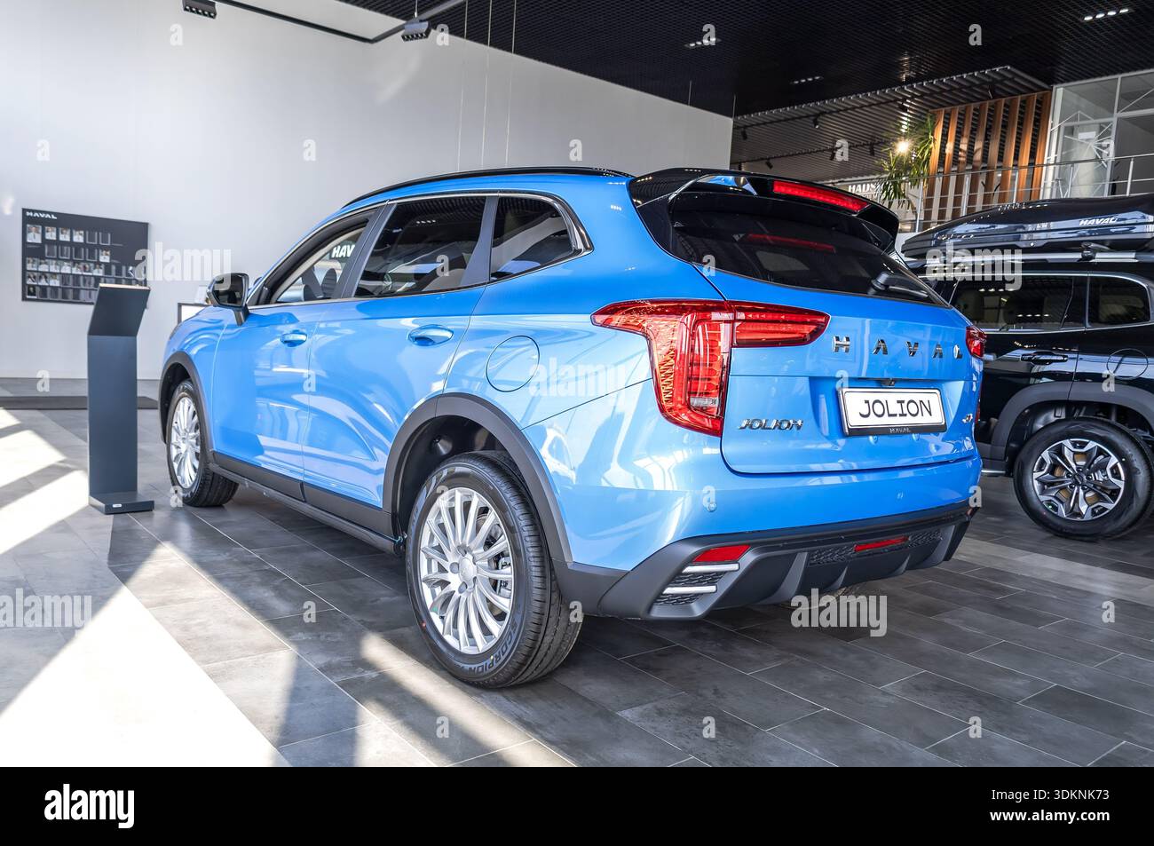 Samara, Russland - 19. April 2025: Haval Jolion Fahrzeug im offiziellen Händlerzentrum. Chinesischer Automobilhersteller Stockfoto