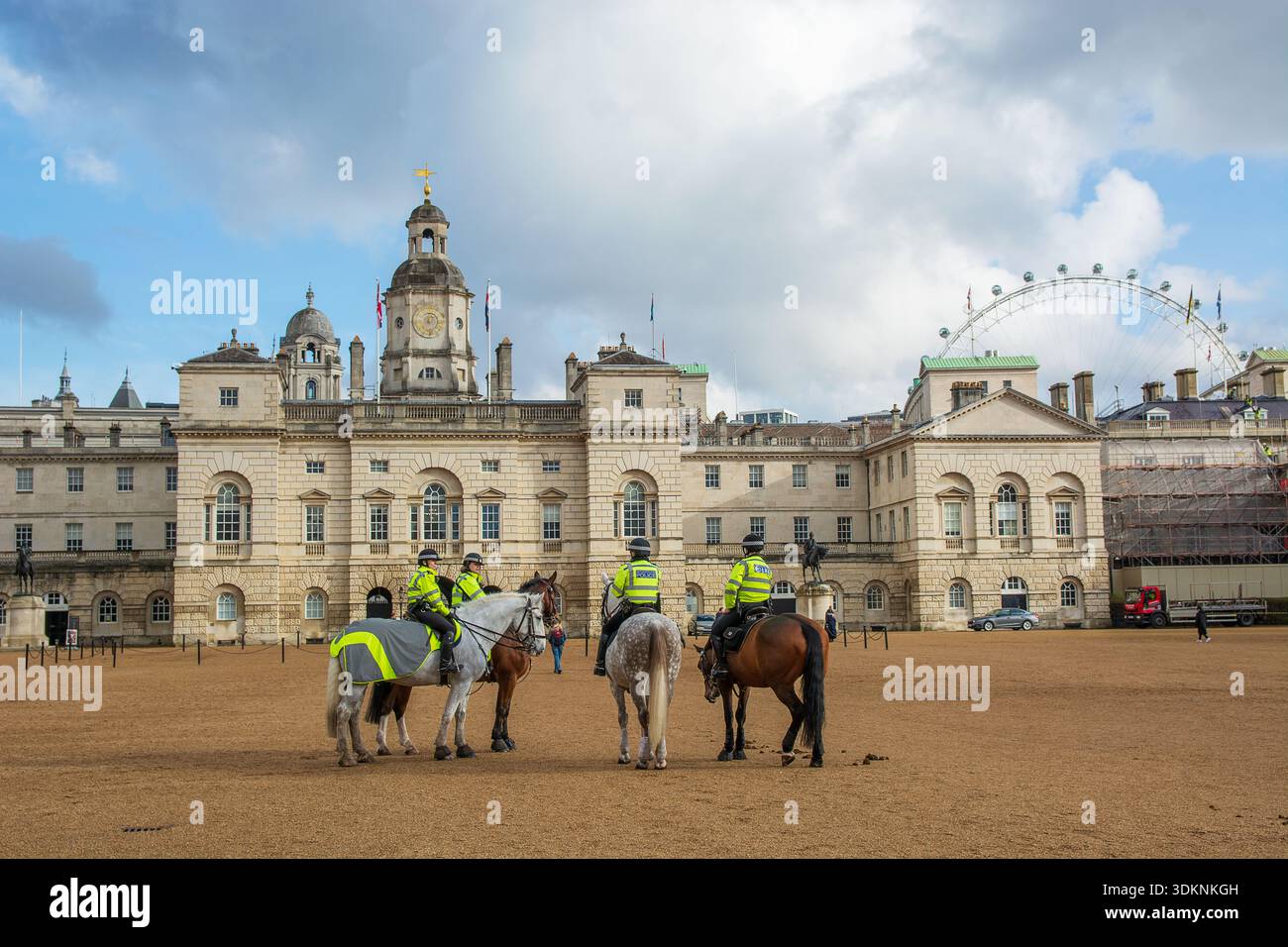 Mount traf Polizeibeamte auf der Horse Guards Parade vor dem Horse Guards Building in London, England, Großbritannien. Stockfoto