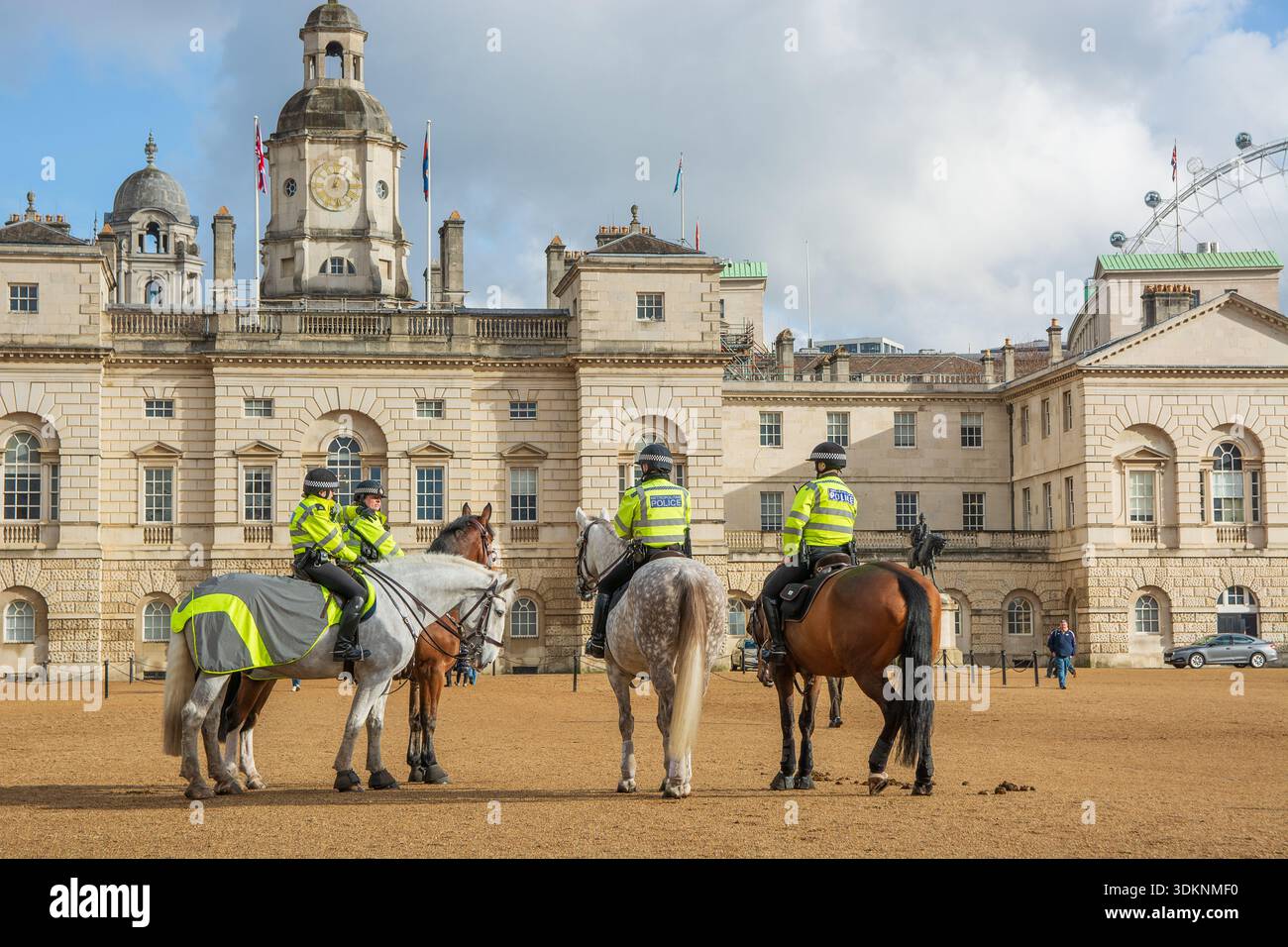 Mount traf Polizeibeamte auf der Horse Guards Parade vor dem Horse Guards Building in London, England, Großbritannien. Stockfoto