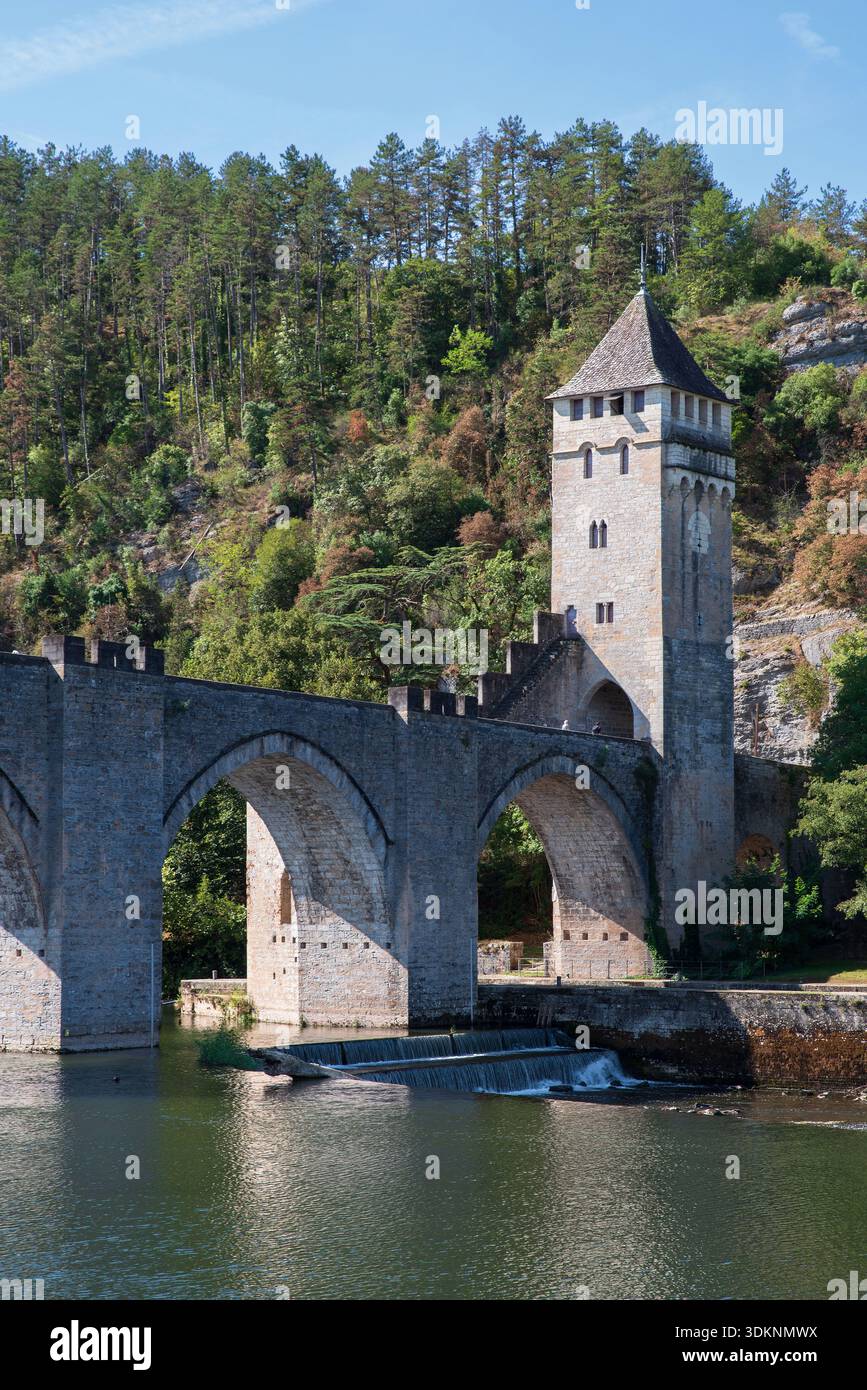 Die Valentré-Brücke in Cahors überquert den Fluss Lot, mittelalterliche Architektur in Frankreich Stockfoto