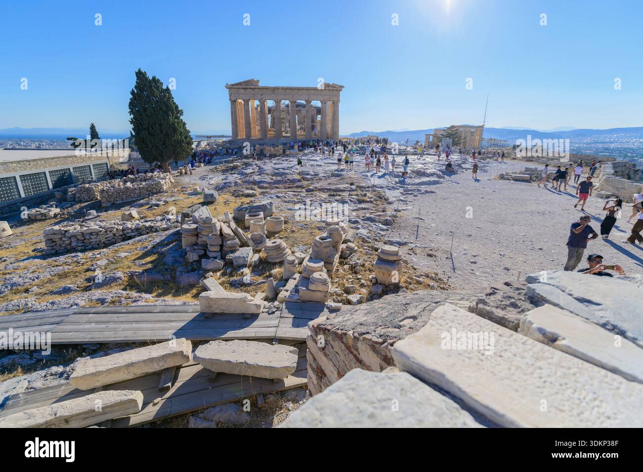 Weiter Blick auf das Hochplateau der Akropolis mit dem Parthenon und den antiken Ruinen in Athen, Griechenland. Stockfoto