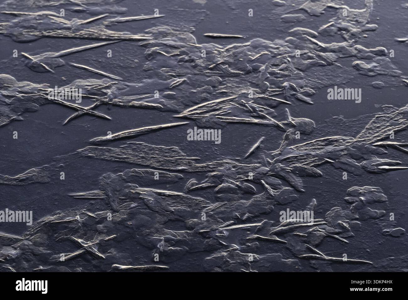 Kristallähnliche Eisstrukturen, gefrorener See, Finnland Stockfoto